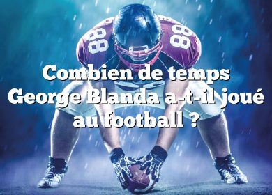 Combien de temps George Blanda a-t-il joué au football ?